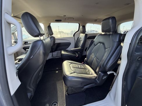 Used 2022 Chrysler Pacifica Touring-L image 10