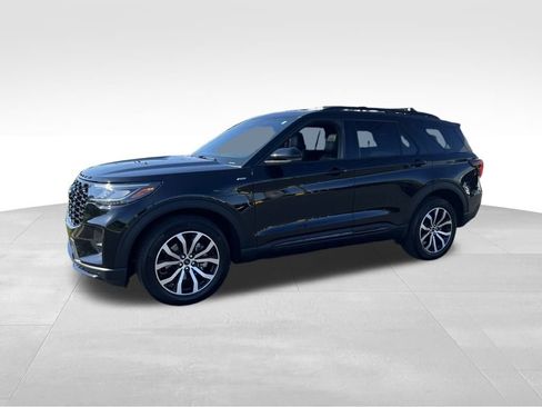 Used 2025 Ford Explorer ST-Line image 3