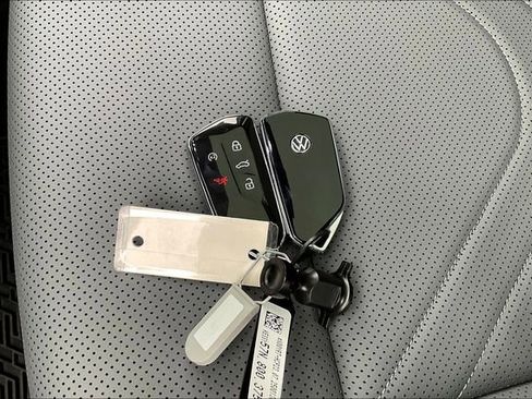 New 2025 Volkswagen Tiguan SE image 28