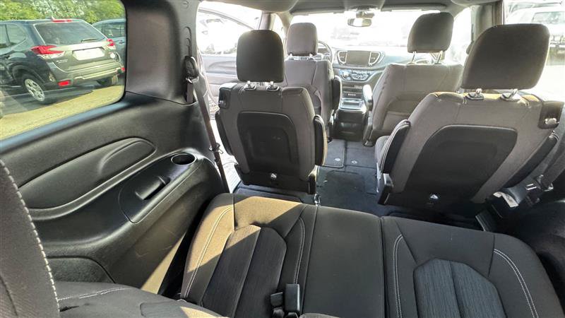 Used 2024 Chrysler Pacifica Touring FWD image 39