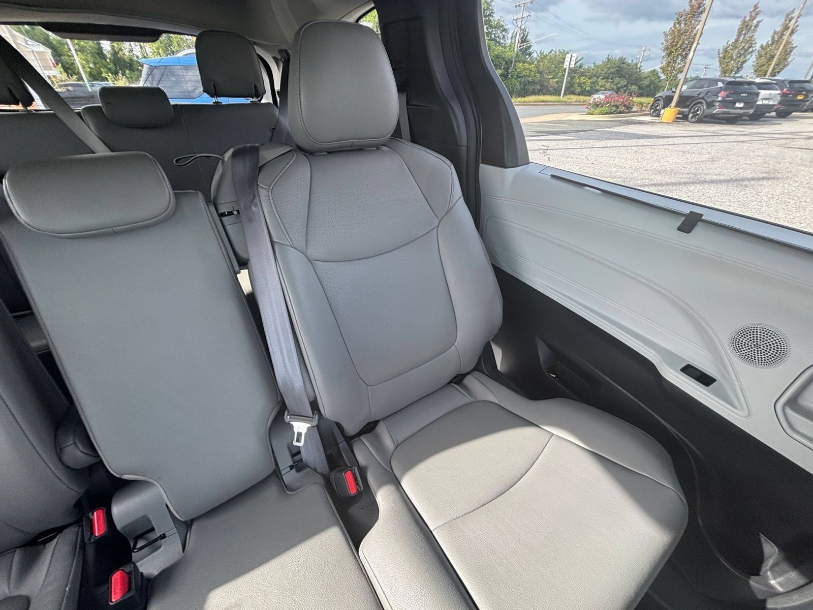 Used 2025 Toyota Sienna XLE FWD image 39