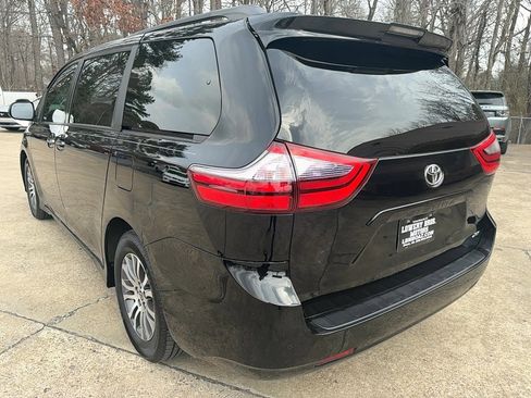 Used 2020 Toyota Sienna XLE w/ XLE Navigation Package image 7