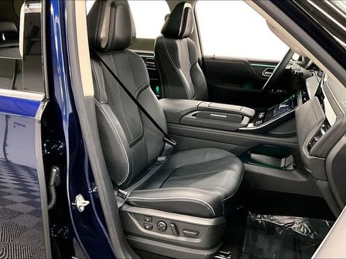 Used 2025 INFINITI QX80 Sensory image 8