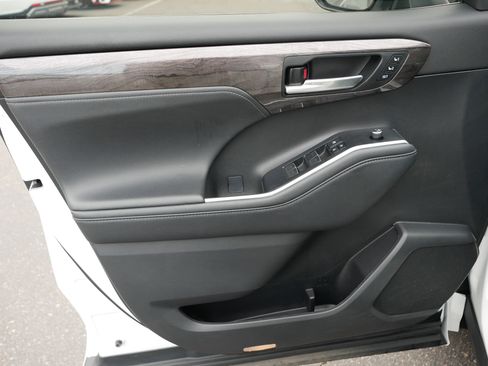 Used 2022 Toyota Highlander Platinum image 12