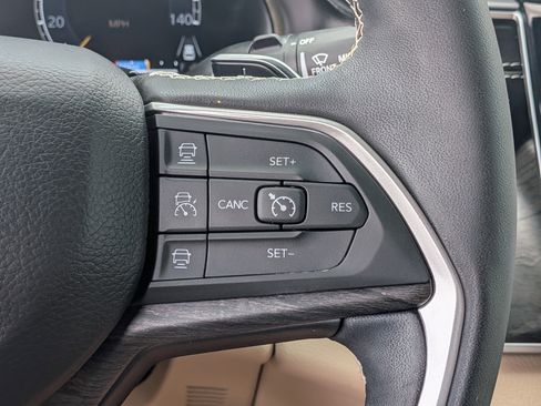 Used 2025 Jeep Grand Cherokee Limited image 27