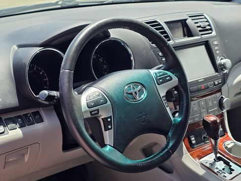 Used 2012 Toyota Highlander Limited w/ Tow Pkg FWD image 17