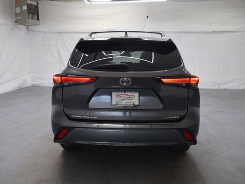 Used 2024 Toyota Highlander Limited FWD image 6