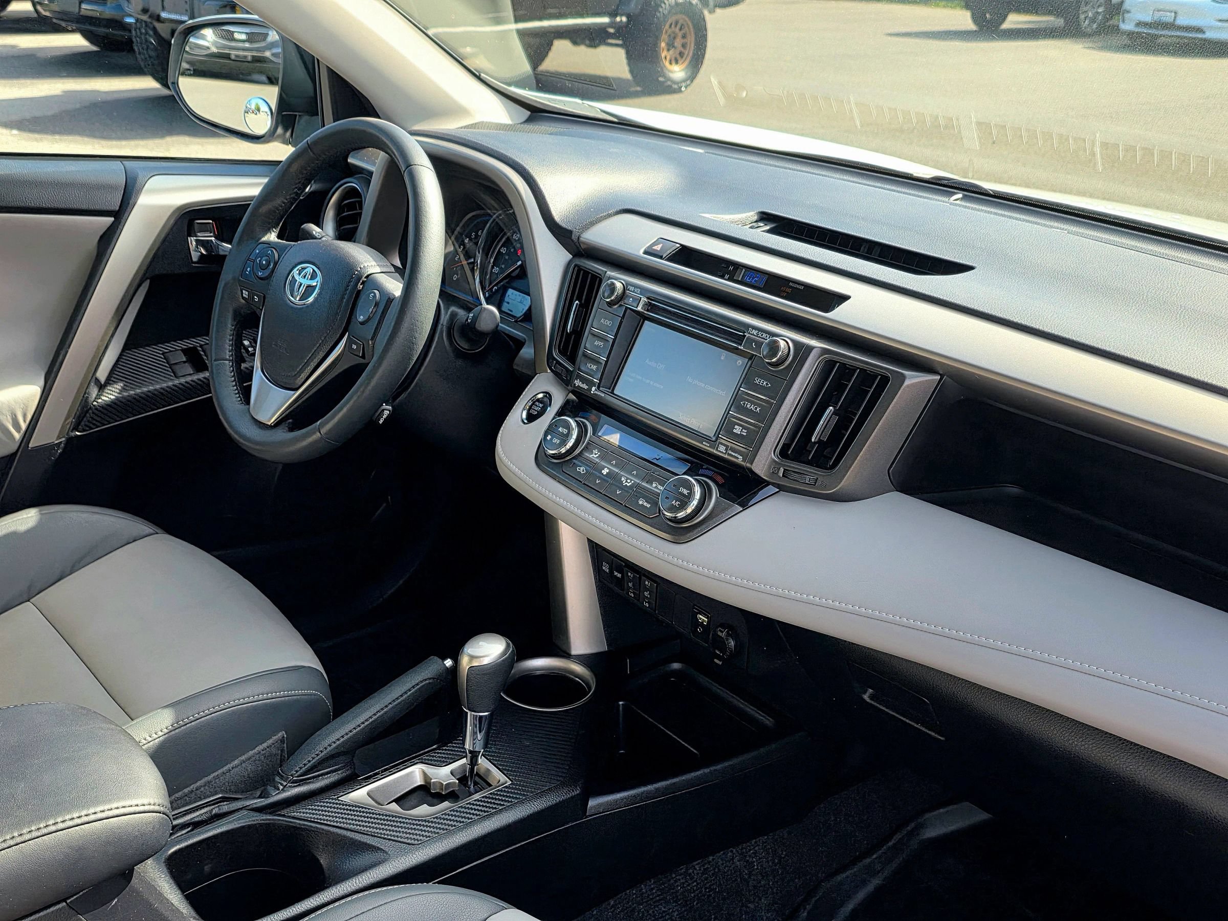 Used 2014 Toyota RAV4 Limited w/ Technology Package AWD/4WD image 29