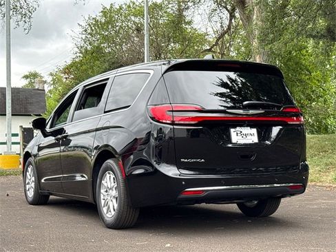 New 2026 Chrysler Pacifica Select image 8