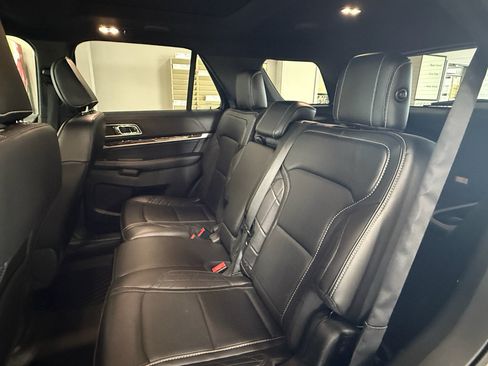 Used 2018 Ford Explorer Platinum AWD/4WD image 12