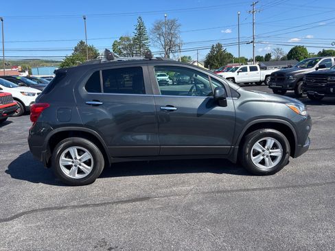 Used 2019 Chevrolet Trax LT w/ Sun & Sound Package AWD/4WD image 8