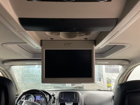 Used 2014 Chrysler Town & Country Limited w/ Luxury Group image 13