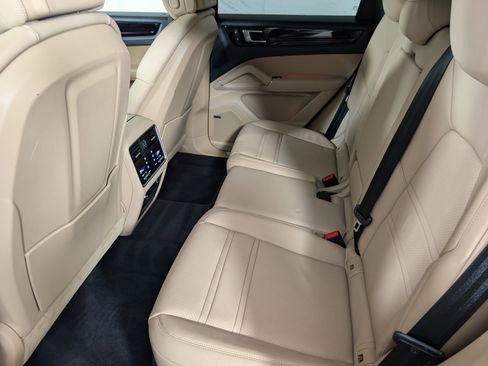 Used 2023 Porsche Cayenne image 17