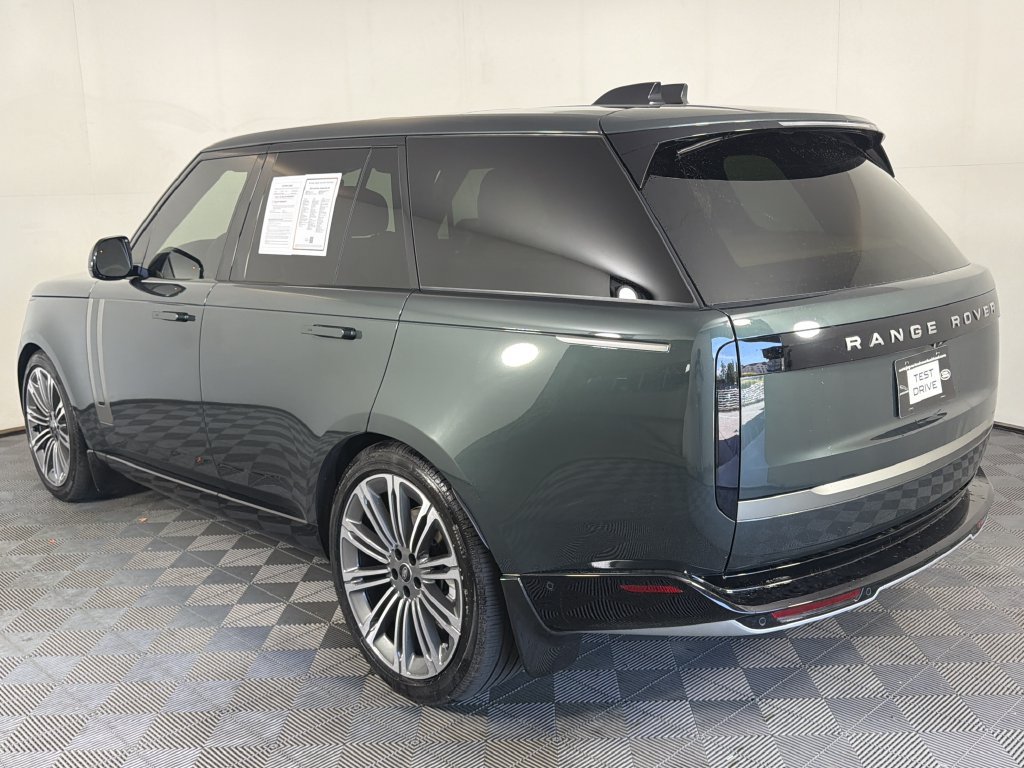 Used 2025 Land Rover Range Rover SE AWD/4WD image 3
