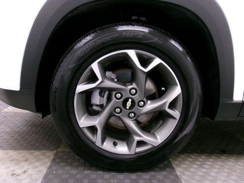 Used 2025 Chevrolet Trax LT FWD image 15