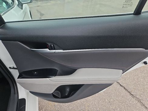 Used 2018 Toyota Camry XLE image 18