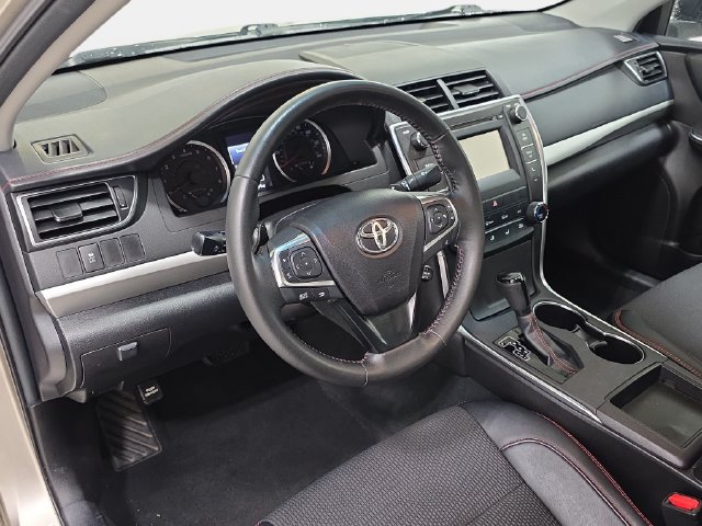 Used 2016 Toyota Camry SE w/ Moonroof Package FWD image 16