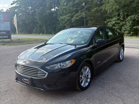Used 2019 Ford Fusion SE image 2
