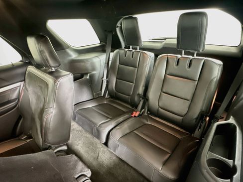 Used 2018 Ford Explorer XLT w/ Equipment Group 202A FWD image 28