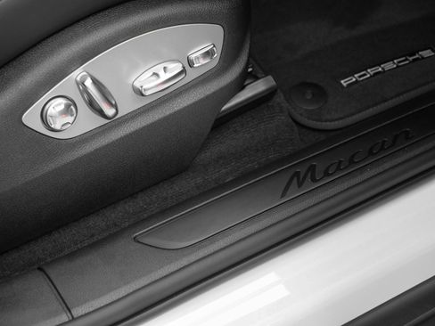 Used 2025 Porsche Macan image 19