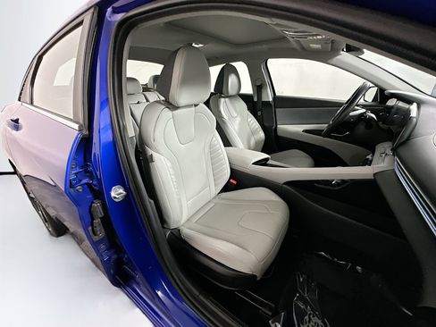 Used 2023 Hyundai Elantra Limited image 28