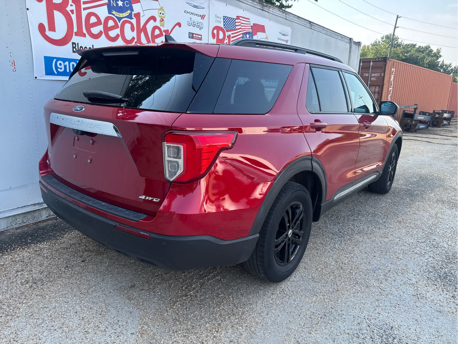 Used 2023 Ford Explorer XLT AWD/4WD image 3