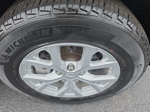 Used 2023 Jeep Grand Cherokee Limited AWD/4WD image 17