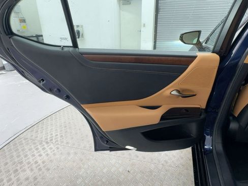 Certified 2025 Lexus ES 350 w/ Premium Package image 26