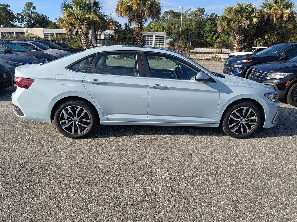 Used 2025 Volkswagen Jetta SE w/ Sunroof Package FWD image 3