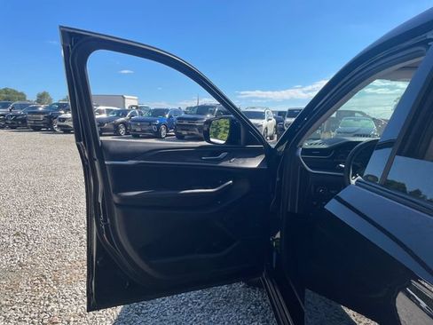 Used 2023 Jeep Grand Cherokee L Limited w/ Black Appearance Package AWD/4WD image 29