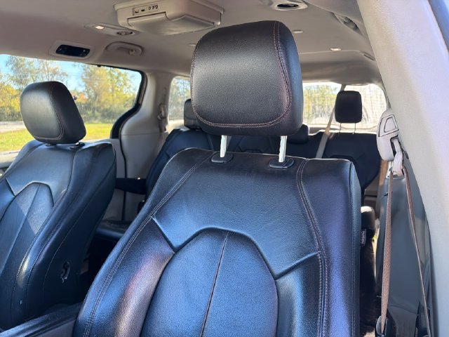 Used 2017 Chrysler Pacifica Touring-L FWD image 9