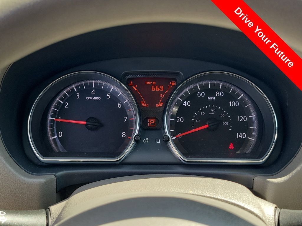 Used 2014 Nissan Versa SV FWD image 9