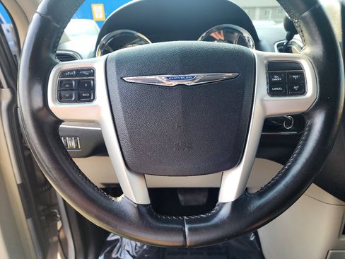 Used 2014 Chrysler Town & Country Touring image 15