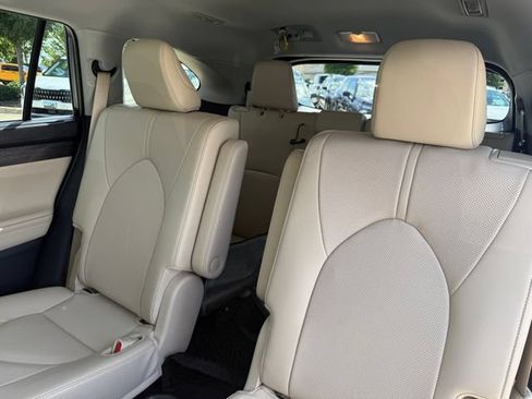 Used 2025 Toyota Highlander Limited FWD image 29