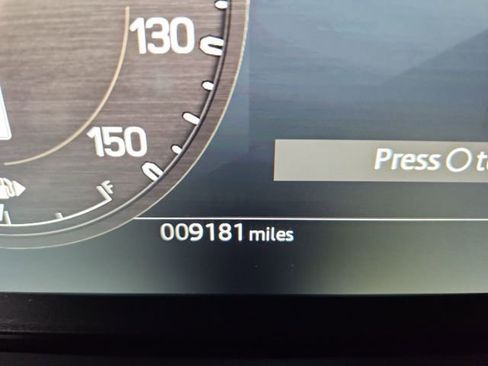 Used 2024 Land Rover Defender 110 X-Dynamic SE image 18