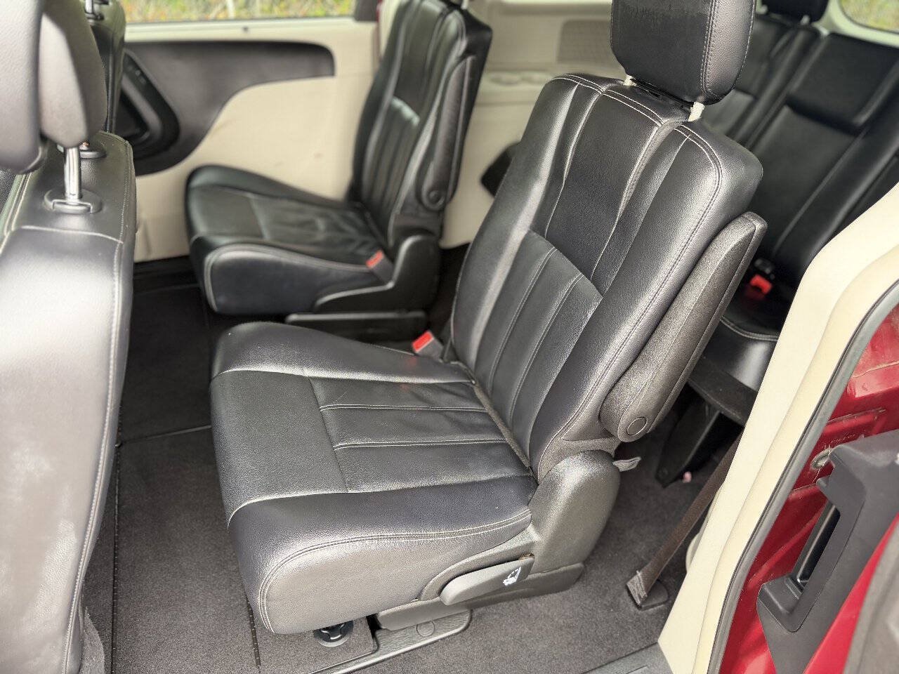 Used 2013 Chrysler Town & Country Touring FWD image 10
