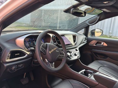 Used 2026 Chrysler Pacifica Limited AWD/4WD image 8