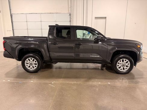 Used 2025 Toyota Tacoma SR5 AWD/4WD image 4