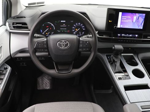 Used 2025 Toyota Sienna LE image 12