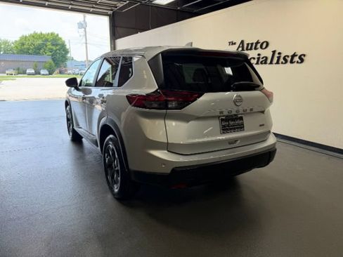 Used 2025 Nissan Rogue SV AWD/4WD image 3