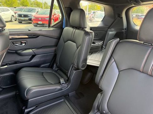 Used 2025 Honda Pilot TrailSport image 32