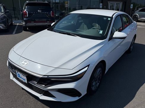 Certified 2025 Hyundai Elantra Hybrid FWD image 9