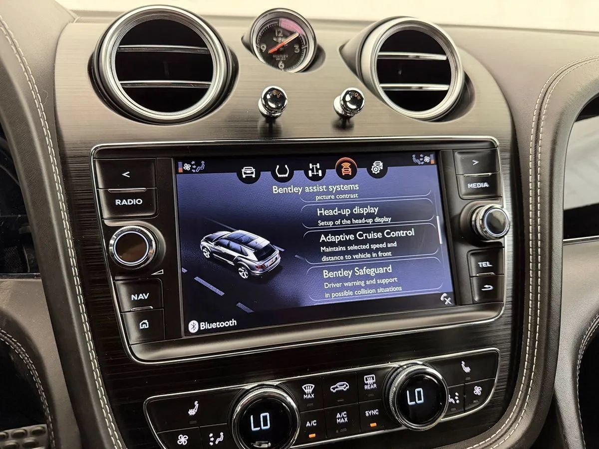Used 2017 Bentley Bentayga AWD/4WD image 18