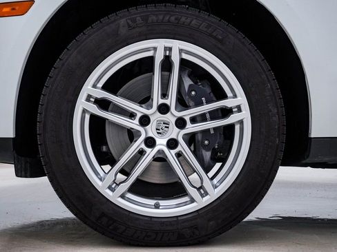 Certified 2025 Porsche Macan AWD/4WD image 13