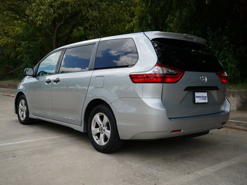 Used 2020 Toyota Sienna L image 7