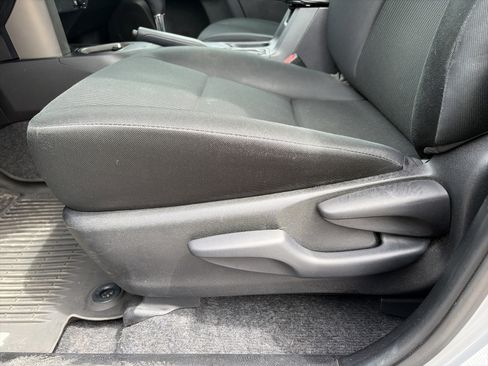 Used 2017 Toyota RAV4 LE AWD/4WD image 10