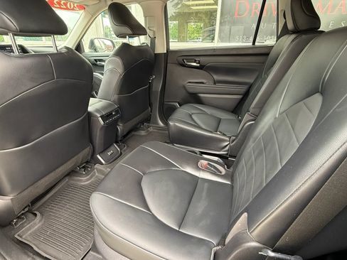 Used 2022 Toyota Highlander XLE AWD/4WD image 10