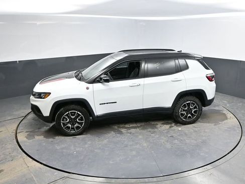 Used 2025 Jeep Compass Trailhawk AWD/4WD image 41