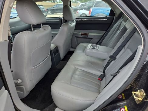 Used 2006 Chrysler 300 C w/ Protection Group II image 8