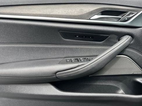 Used 2023 BMW 530e w/ Premium Package image 10